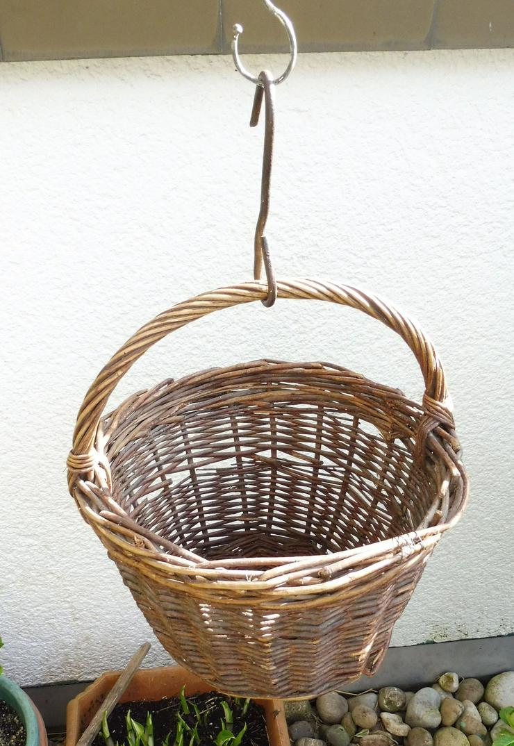 Bild 2: Weidenkorb mit Haken zum Aufhängen