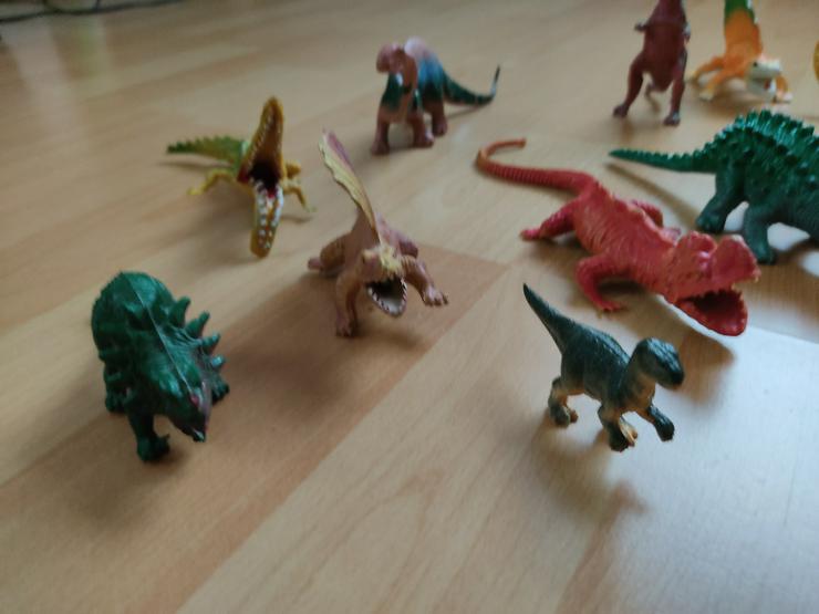Bild 4: Dinosaurier Figuren