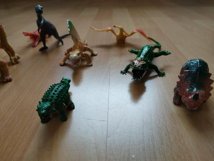 Bild 2: Dinosaurier Figuren