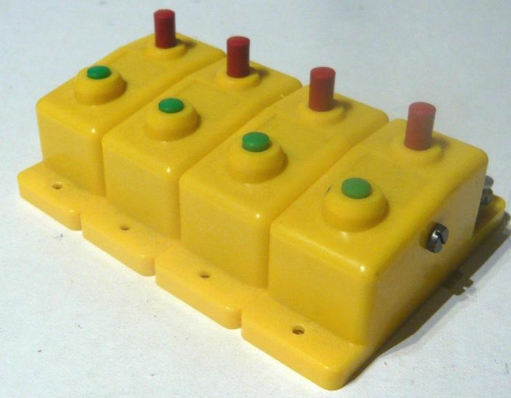Bild 3: TRIX 4 gelbe Schalter Drucktasten Doppelfunktion Umschalter