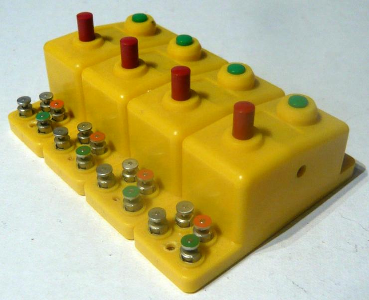 Bild 2: TRIX 4 gelbe Schalter Drucktasten Doppelfunktion Umschalter